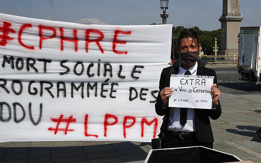 Flash Mob Proteste Contract Workers Stage Paris Flash-Mob Protest - The National Herald